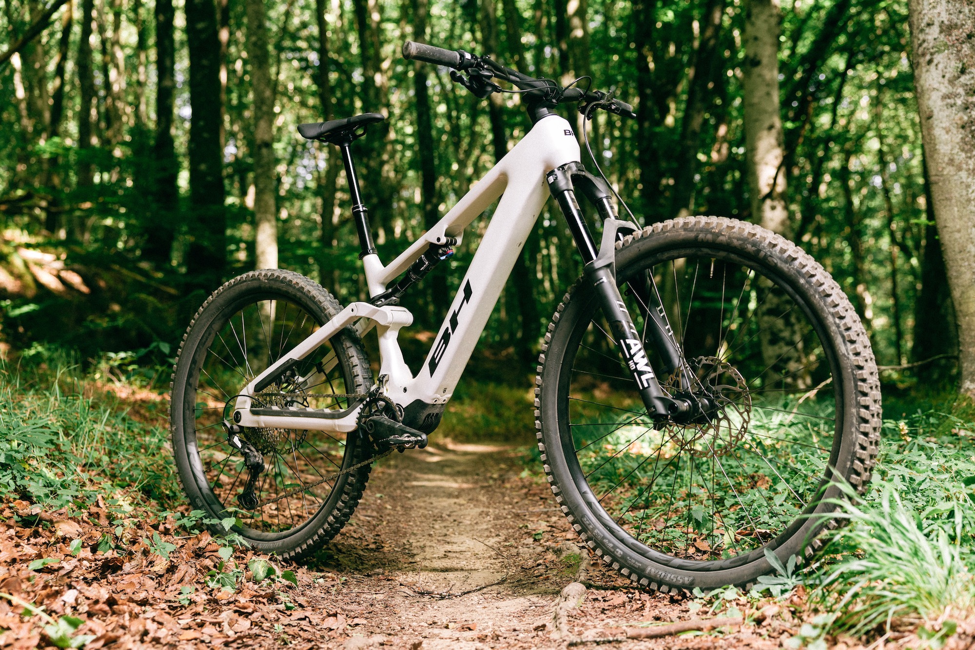 front angle profile of the BH iLynx+ DL Trail with an aluminum frame.