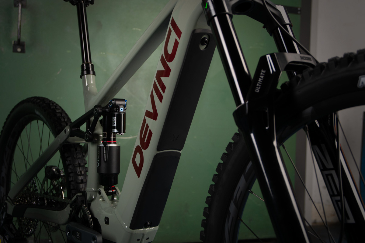 Devinci E-Spartan, downtube protectors