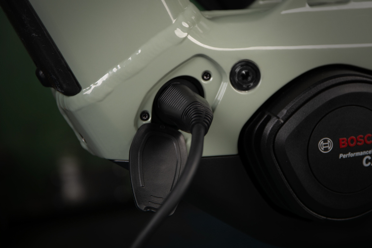 Devinci E-Spartan, charge port