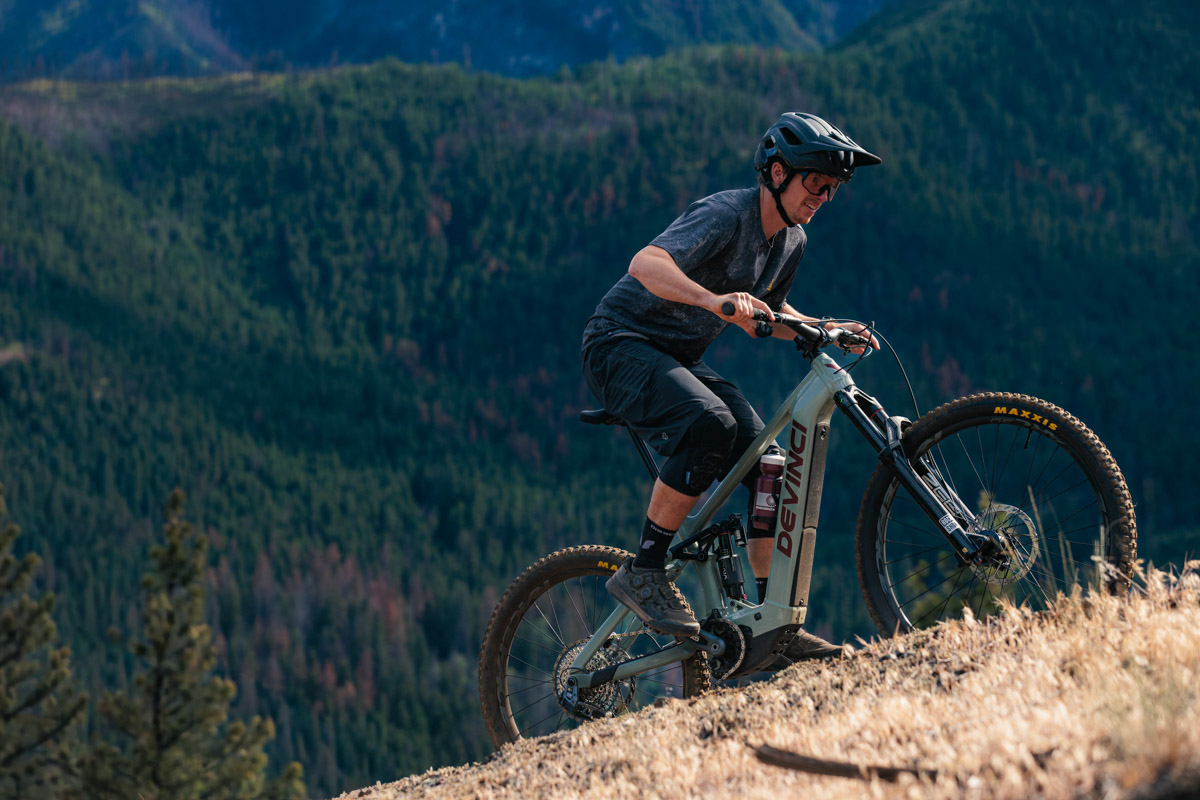 Devinci E-Spartan, rider, climbing