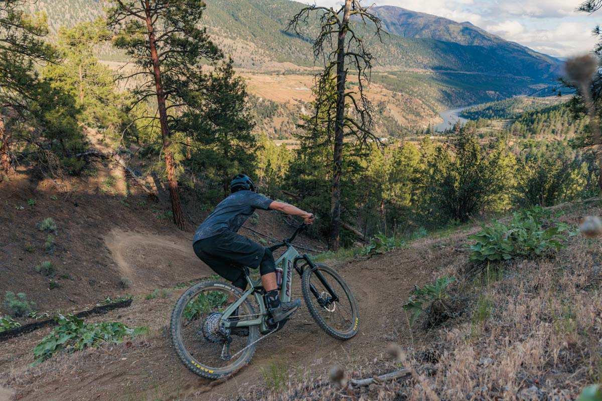 Devinci E-Spartan, rider, cornering