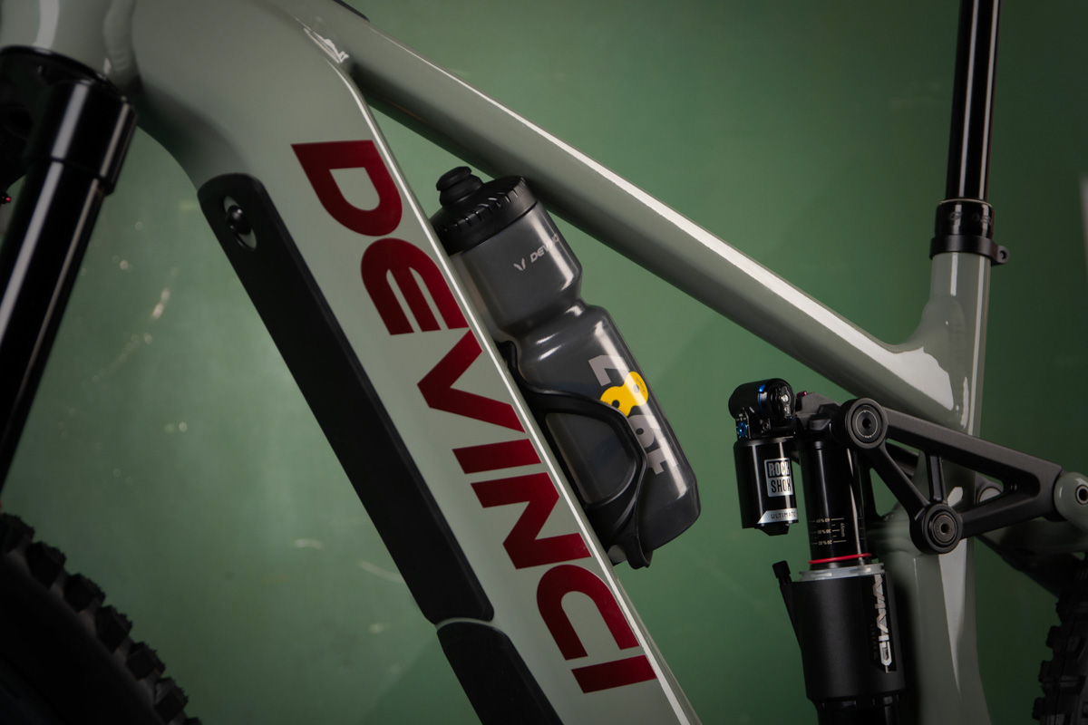 Devinci E-Spartan, water bottle
