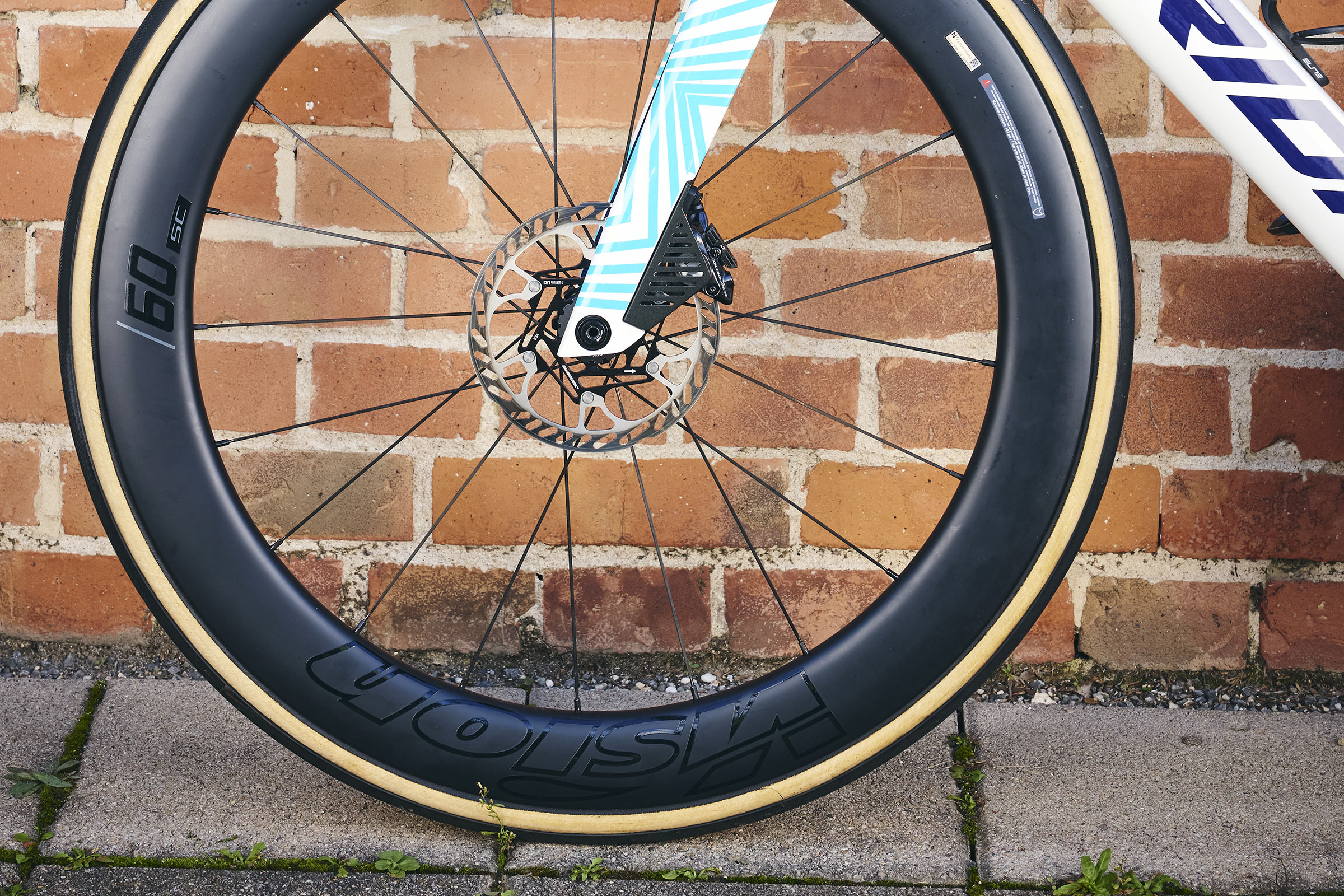 Jagwire Pro LR3 brake rotors and vented Elite pads boost your current disc braking performance on a Merida road bike