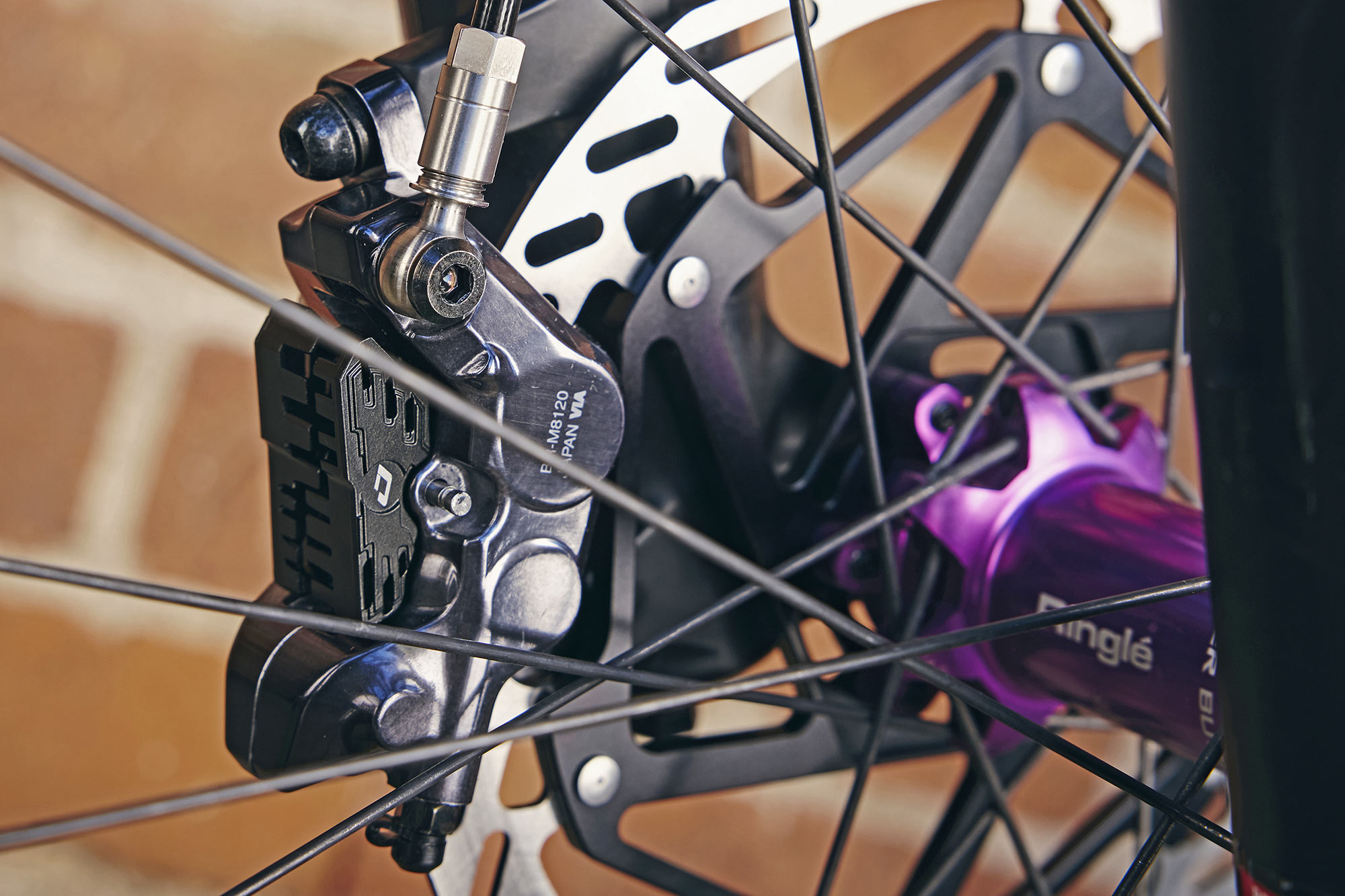 Jagwire vented Elite Aero Fin semi-metallic, graphene-backed disc brake pads, nested fin detail