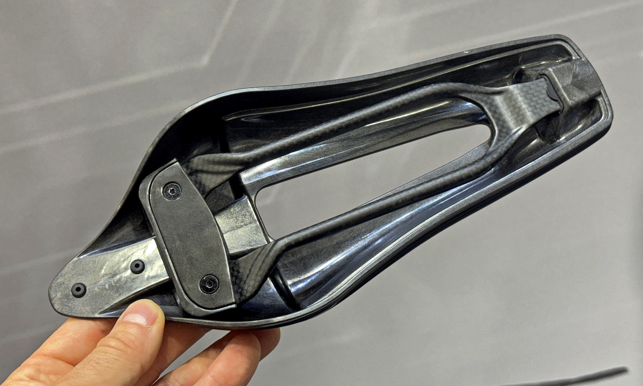 Prologo Predator//02 aero TT time trial & tri triathlon saddle with normal oval carbon rails: with replaceable rails