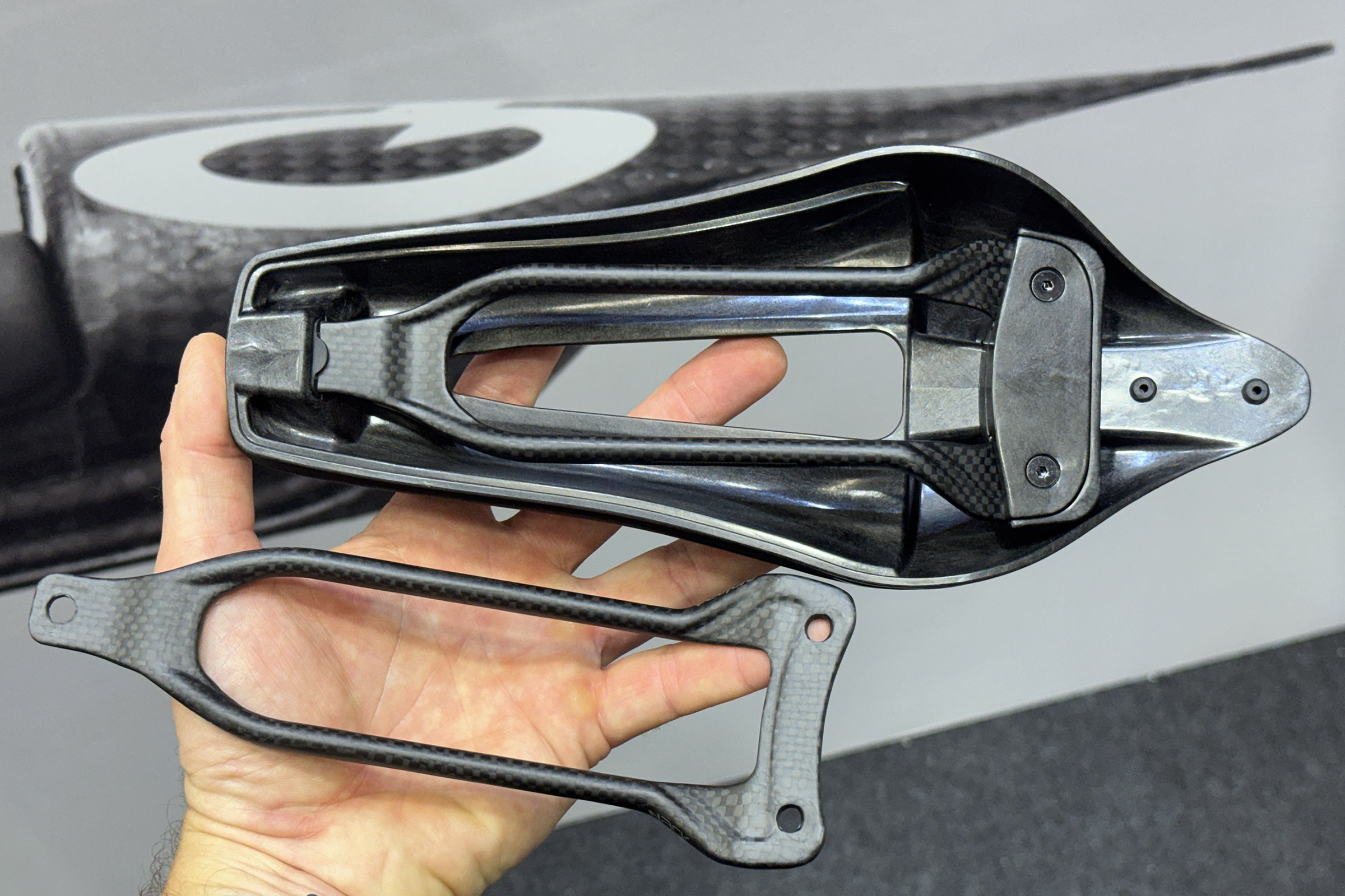 Prologo Predator//02 aero TT time trial & tri triathlon saddle with normal oval carbon rails: up close
