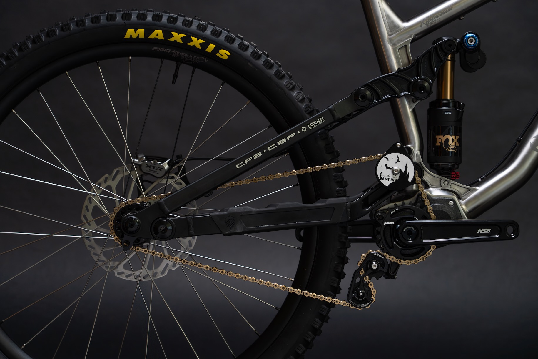 studio image of the Ripperatti suspension in mid-pivot mode