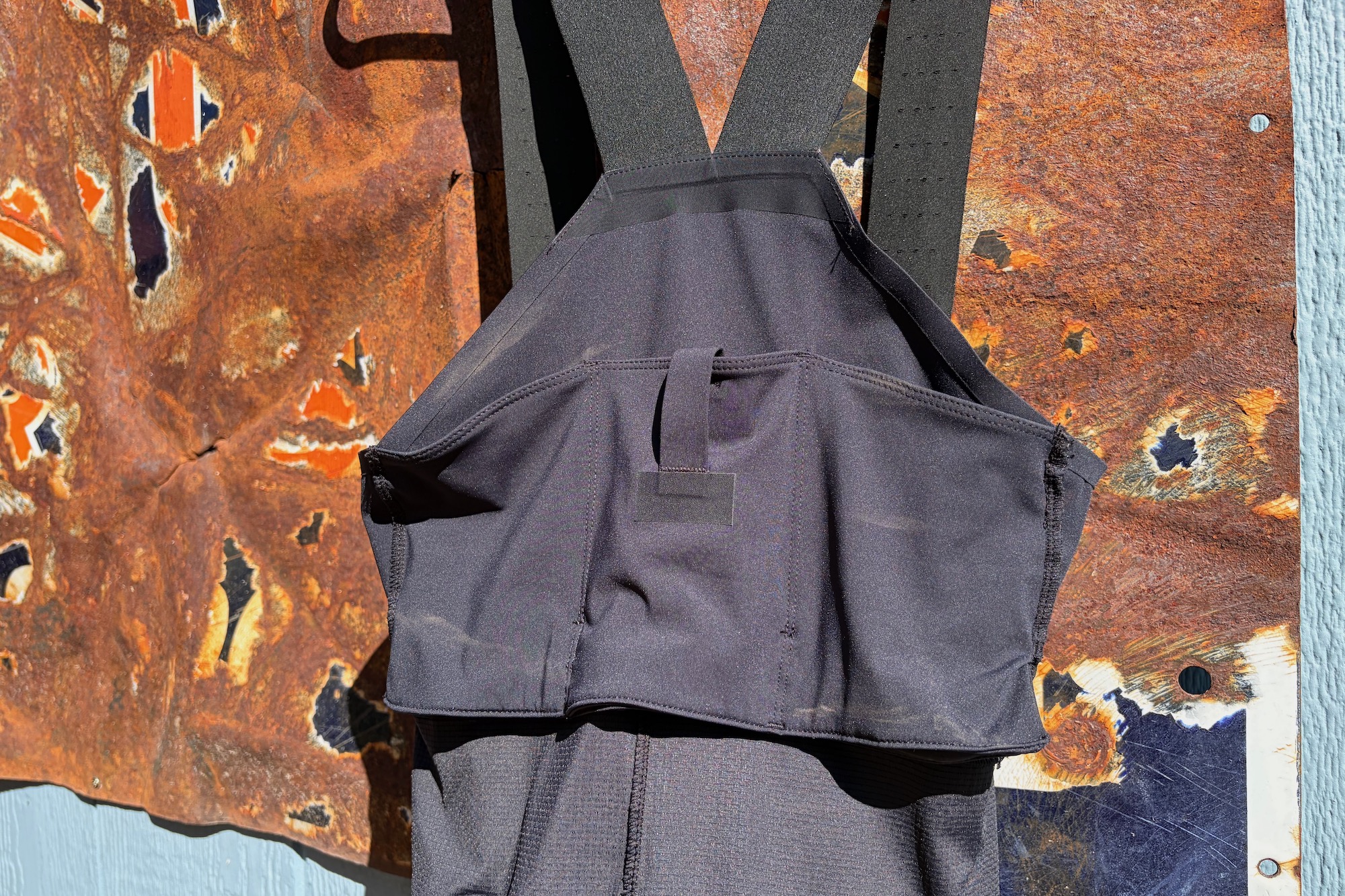 detail of the Fox tecbase bib liners showing the rear pocket layout