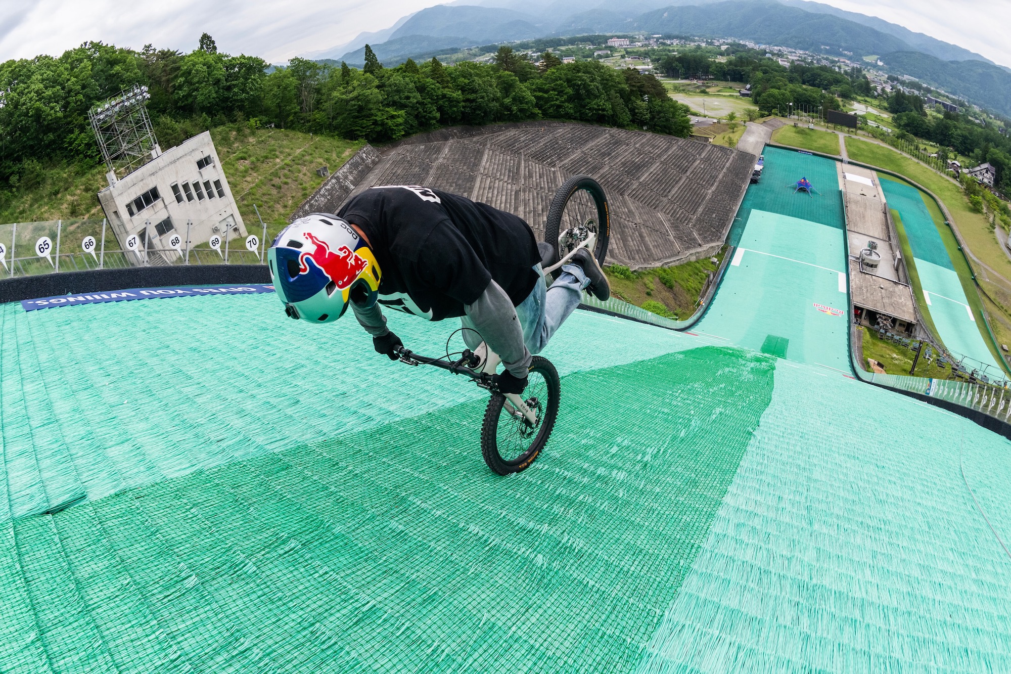 Video: Tomomi Nishikubo Sets Two New Guinness World Records for Fakie Nose Manuals