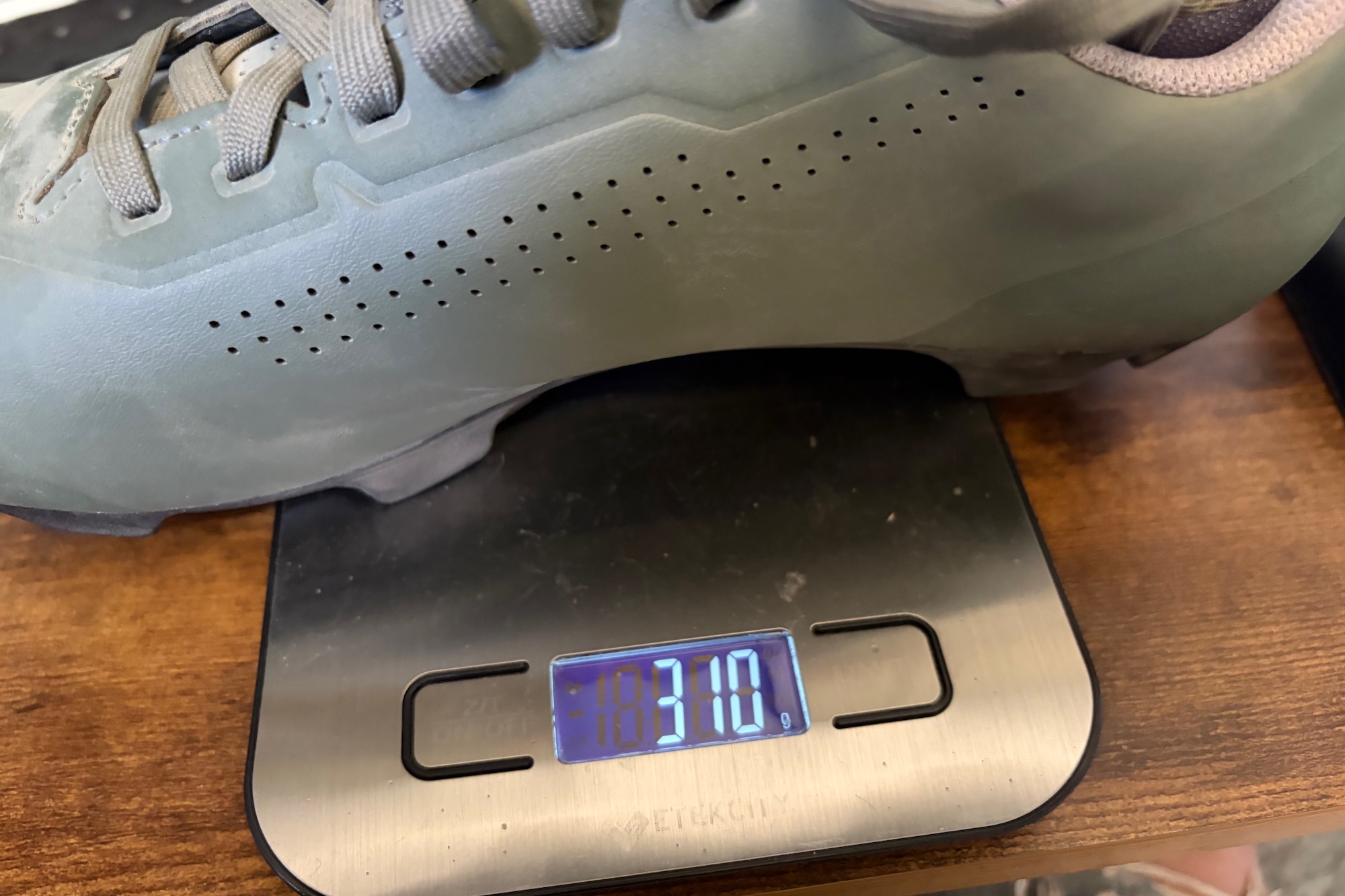 the Giro stylus XC shoe on a scale with a weight of 310 grams